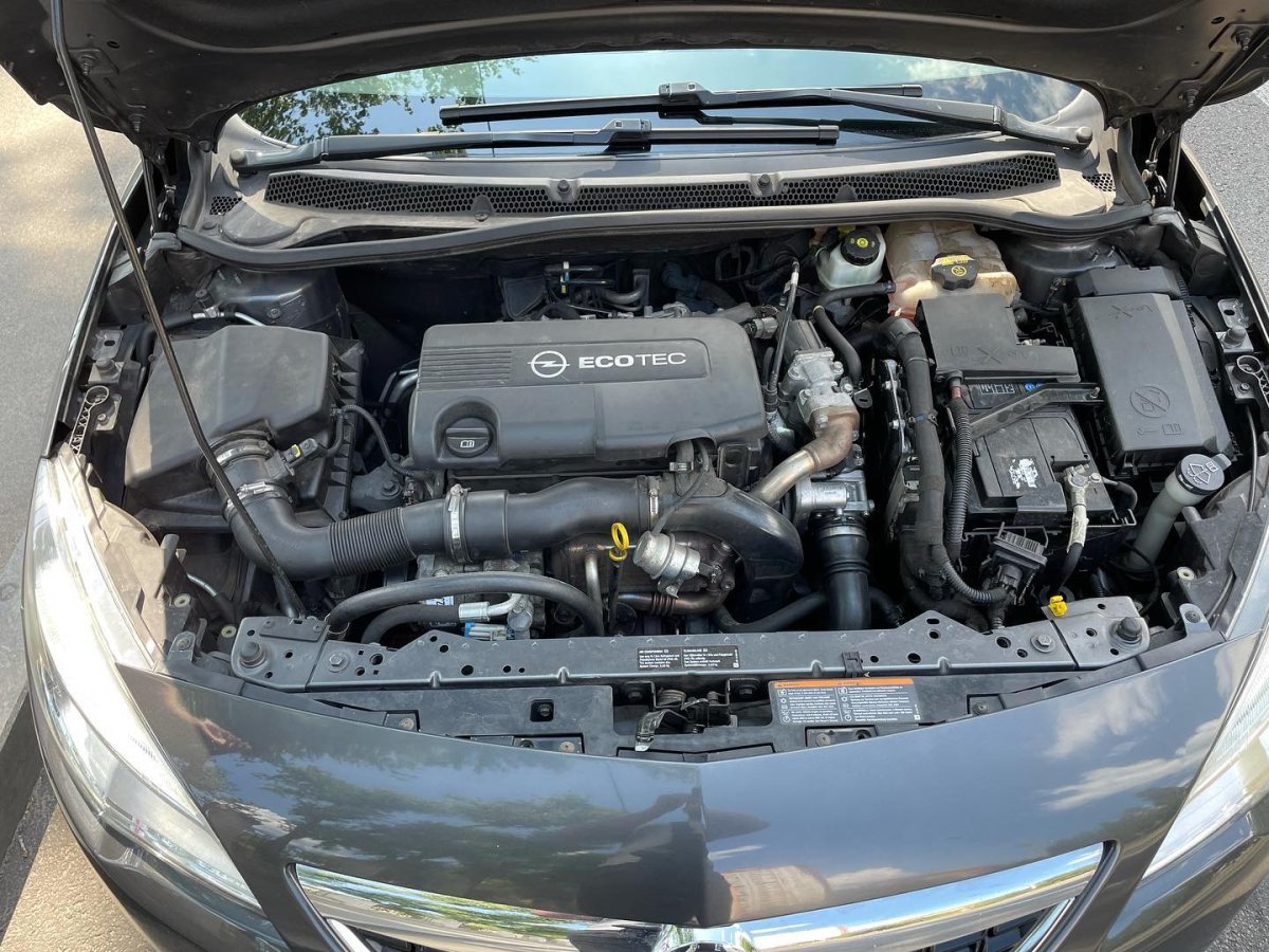 Opel Astra J 2010